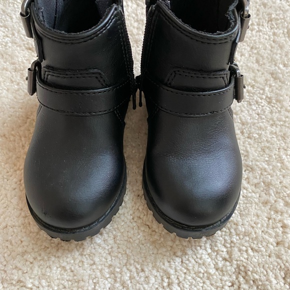Old Navy toddler boots size 5, black. - Picture 3 of 5